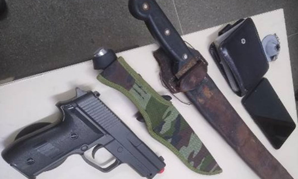 Homem é detido com simulacro de arma de fogo e com armas brancas em Guanambi