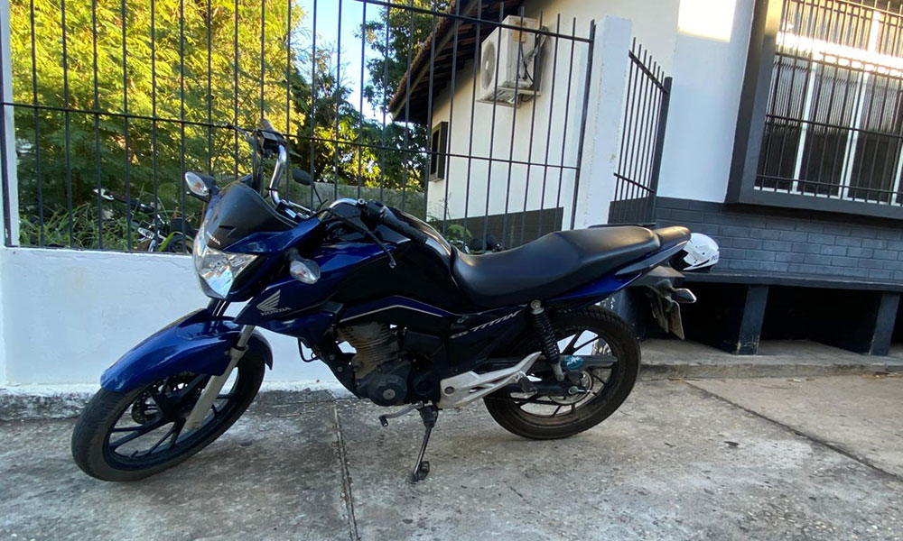 Motocicleta com restrição de roubo é recuperada pela PM em Brumado