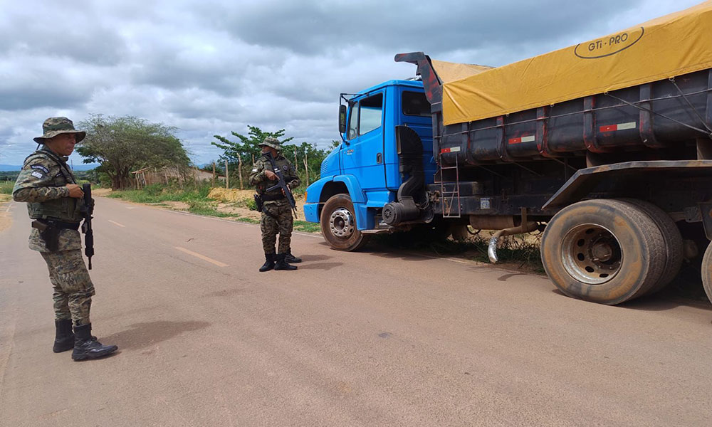 CIPPA Lençóis conduz motorista à delegacia por transporte irregular de areia em Iraquara