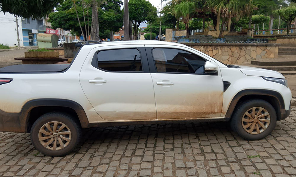 Veículo com restrição é apreendido pela PM no centro de Licínio de Almeida