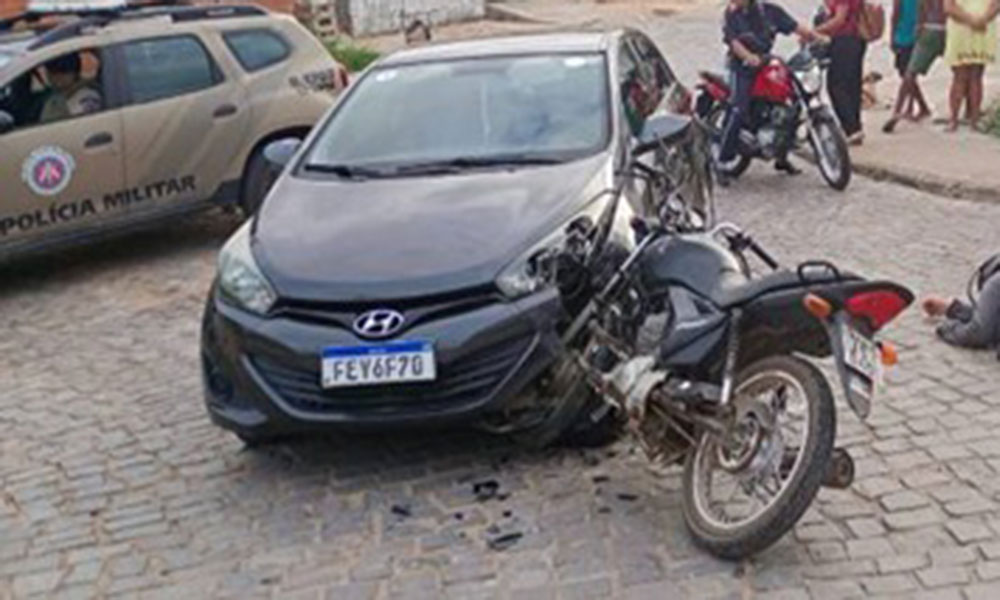 Colisão entre carro e motocicleta deixa duas pessoas feridas em Guanambi