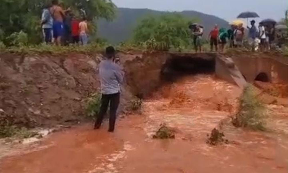 Forte chuva destrói trecho de estrada na zona rural de Livramento de Nossa Senhora