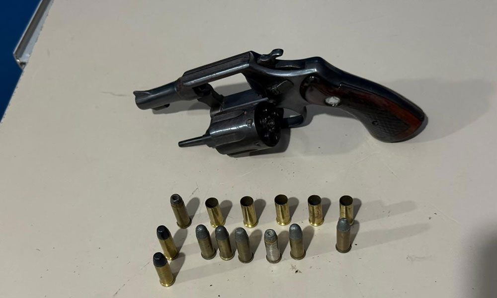 Suspeito morre após confronto com a polícia e arma é apreendida em Muquém do São Francisco