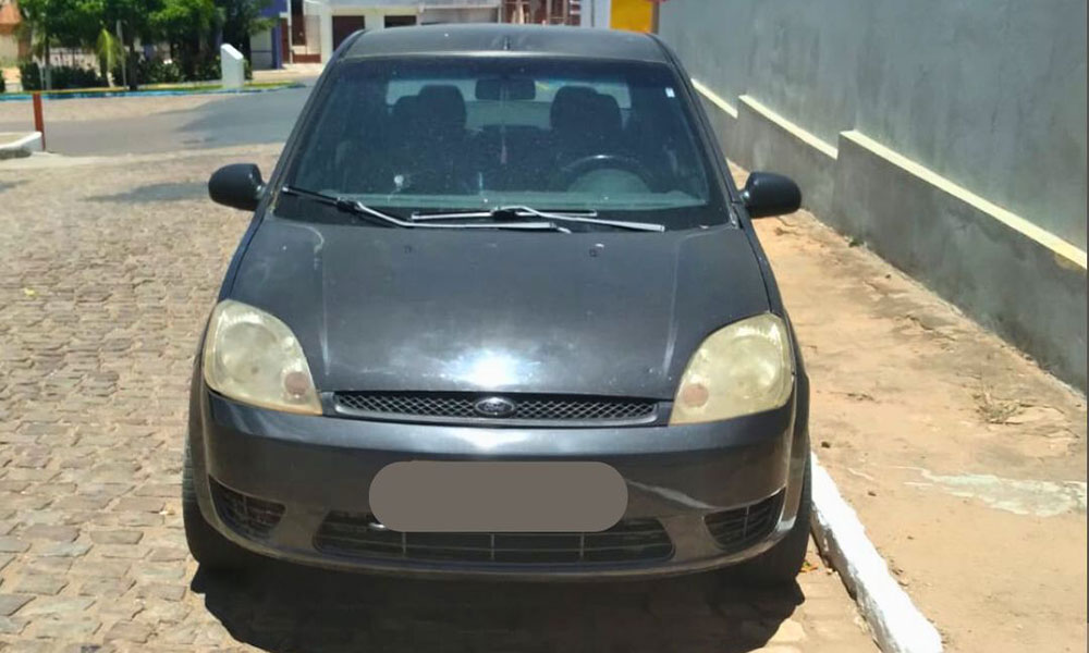 Polícia Militar apreende carro com restrição judicial durante patrulhamento em Tanhaçu
