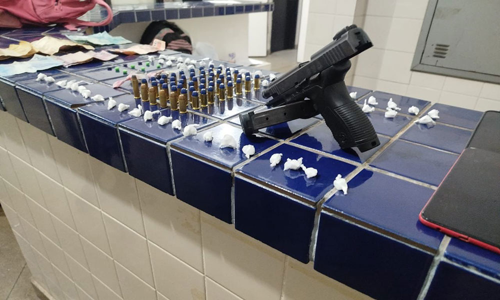 PM apreende arma, drogas e recupera moto furtada em Brumado