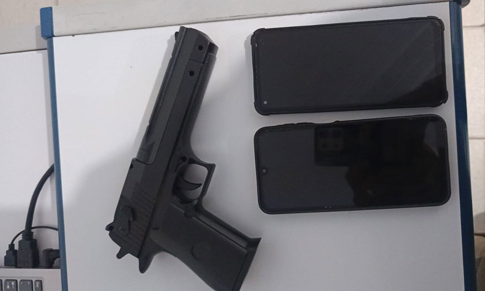 Homem é conduzido à delegacia após ser flagrado com simulacro de pistola em Barra