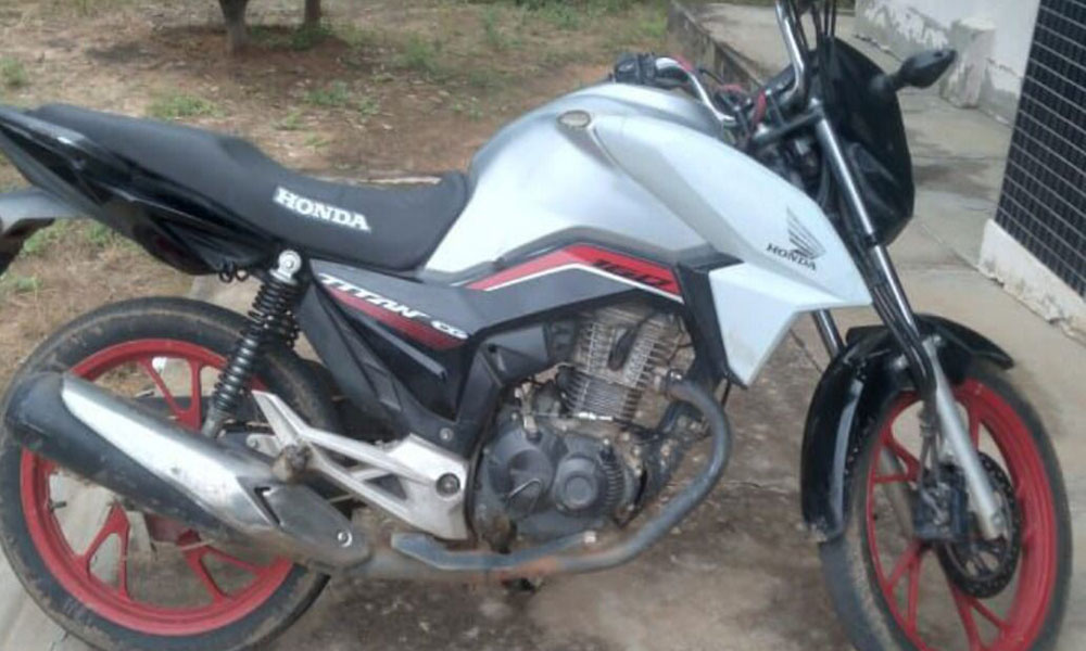 Motocicleta com restrição de roubo é recuperada pela PM em Botuporã