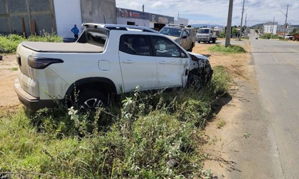Motorista perde controle da direção e colide veículo com poste em Pindaí