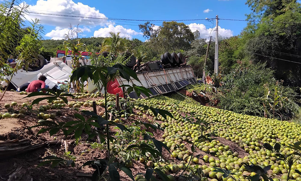Motorista morre após tombamento de carreta carregada com laranjas em Licínio de Almeida