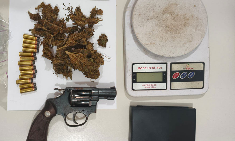 Homem é preso com arma, drogas e balanças de precisão em Seabra