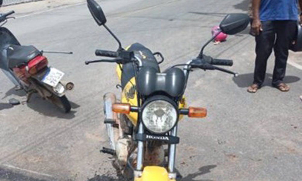 Mulher fica ferida após colisão entre motocicletas no centro de Pindaí