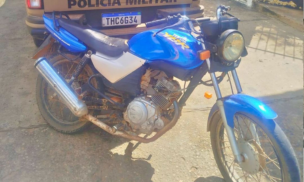 PM apreende motocicleta adulterada e detém homem com droga em Brumado