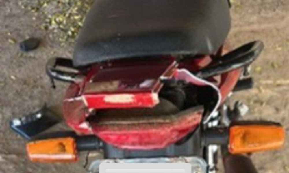 Colisão entre carro e moto deixa dois feridos no centro de Pindaí