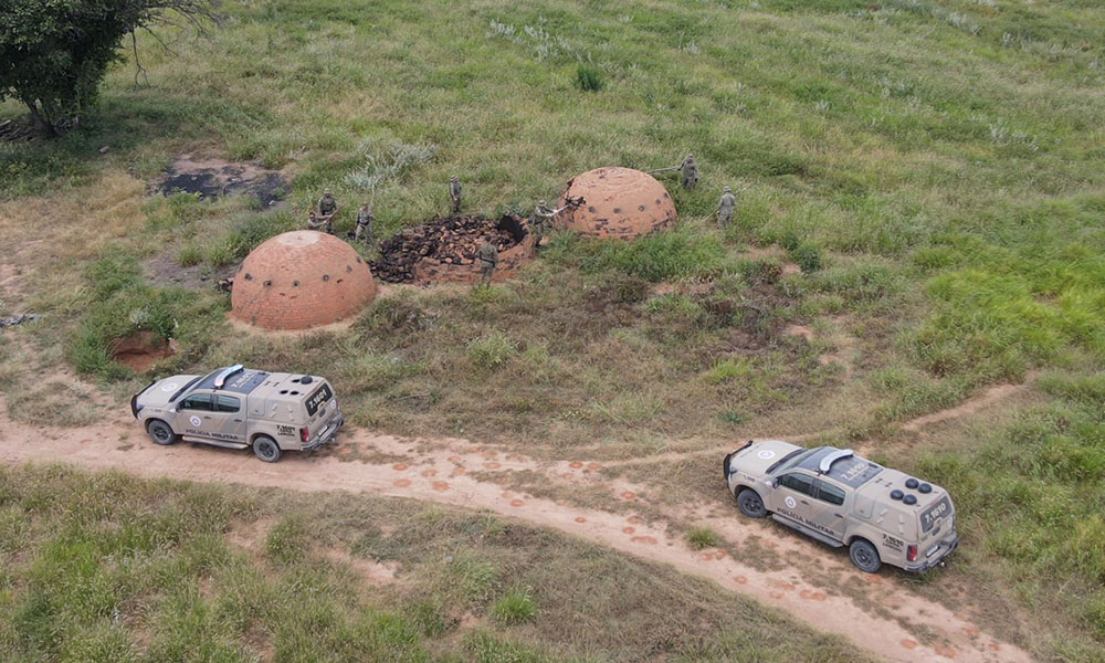 PM apreende mais de 30 toneladas de carvão e inicia destruição de fornos clandestinos no sudoeste da Bahia