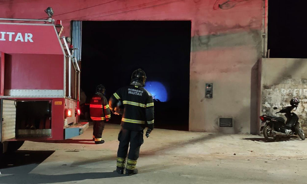 Bombeiros combatem incêndio em galpão de pneus em Barreiras