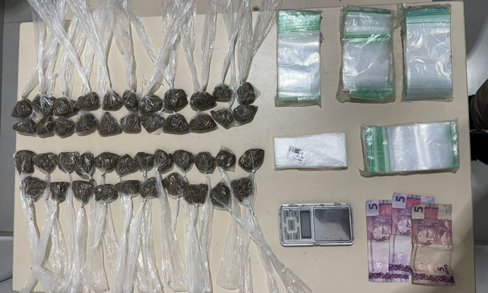 Rondesp apreende drogas e conduz suspeito em Vitória da Conquista