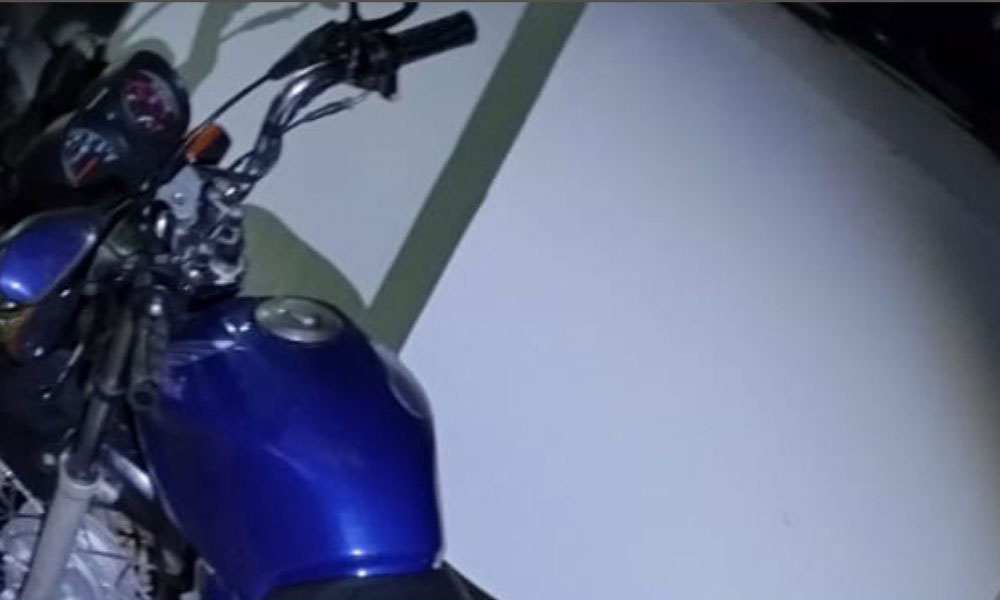 PM apreende motocicleta adulterada após condutor avançar sinal vermelho em Barra da Estiva