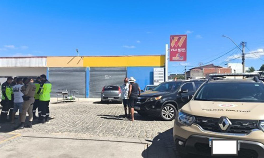 Colisão entre dois carros é registrada na Avenida Tiradentes, em Guanambi