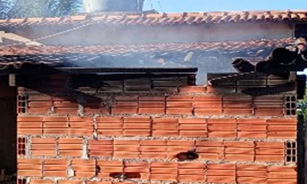 Casa é incendiada e morador encontra imóvel destruído em Pindaí