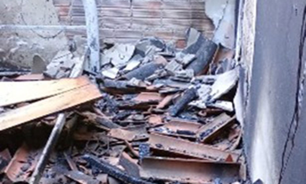 Casa é incendiada e morador encontra imóvel destruído em Pindaí