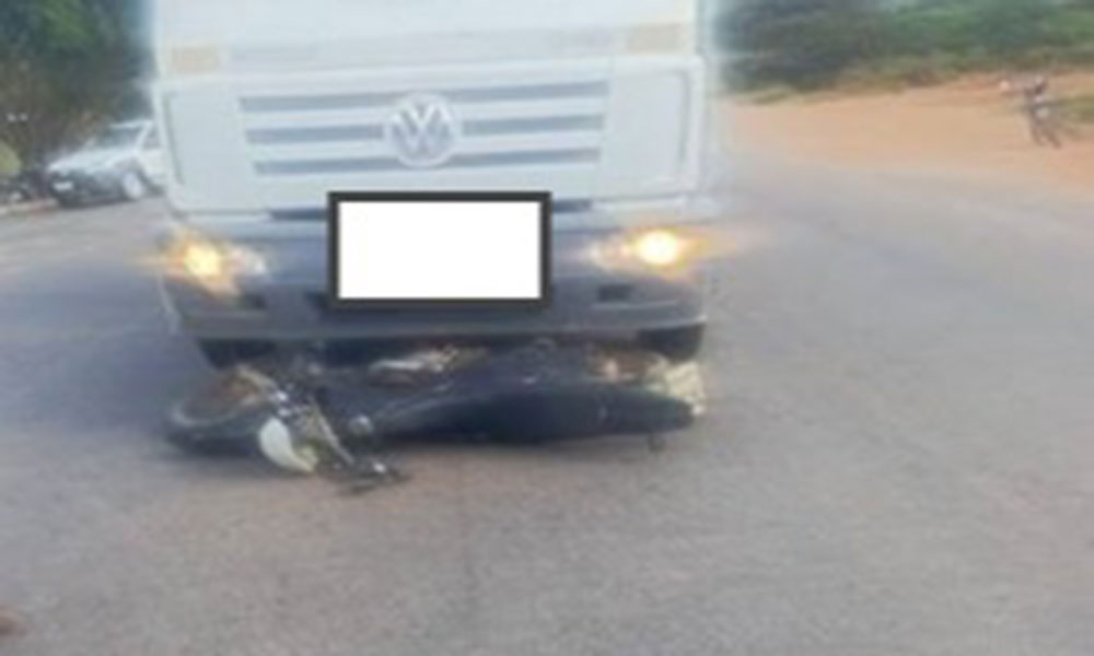 Motociclista fica ferido após colisão com caminhão na BR-122 em Urandi