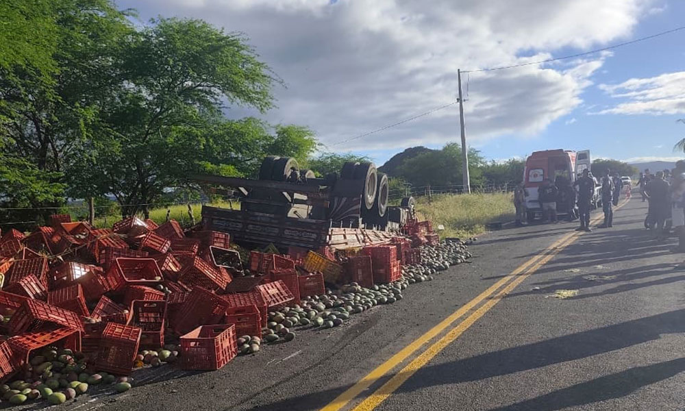 Motorista de Dom Basílio morre após caminhão capotar em rodovia de Paramirim