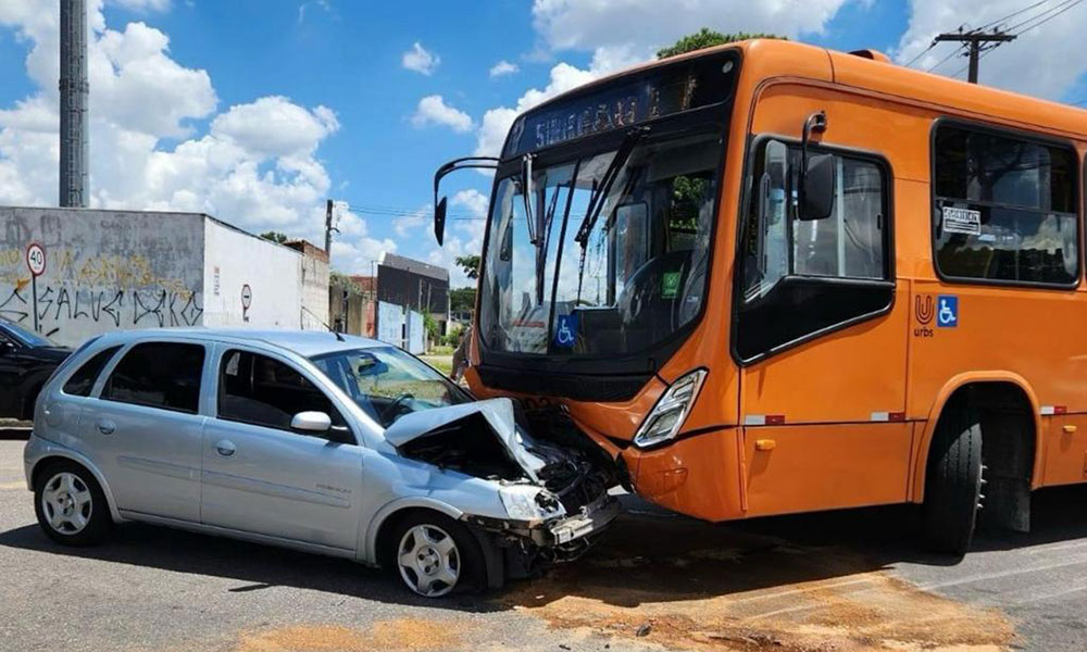 Colisão entre carro e ônibus deixa um morto na zona rural de Belo Campo
