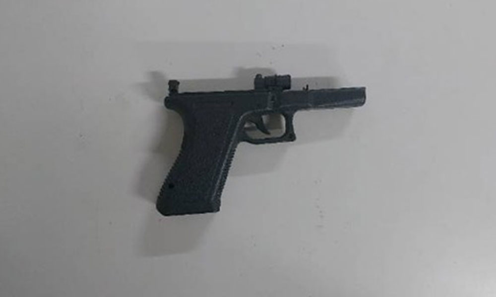 Homem é conduzido à delegacia após ser flagrado com simulacro de arma em Guanambi