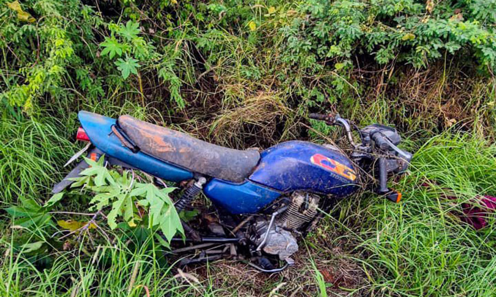 Polícia Militar recupera motocicleta com restrição de roubo em área de matagal em Brumado