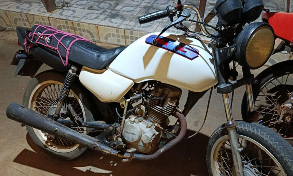 PM apreende motocicleta adulterada e conduz envolvidos à delegacia em Tremedal