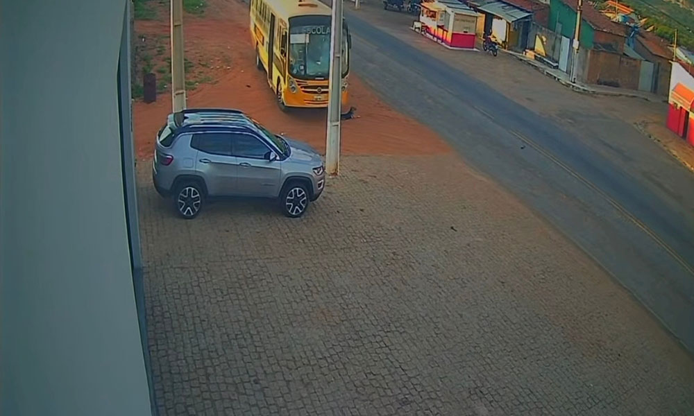 Ônibus escolar é flagrado atropelando cachorro em Paramirim e gera revolta nas redes sociais