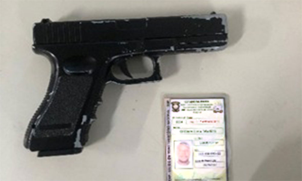 Homem é conduzido à delegacia após ser flagrado com simulacro de arma de fogo em Guanambi