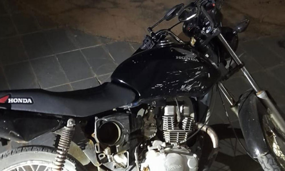 Motocicleta é apreendida após fuga e manobras perigosas em Condeúba
