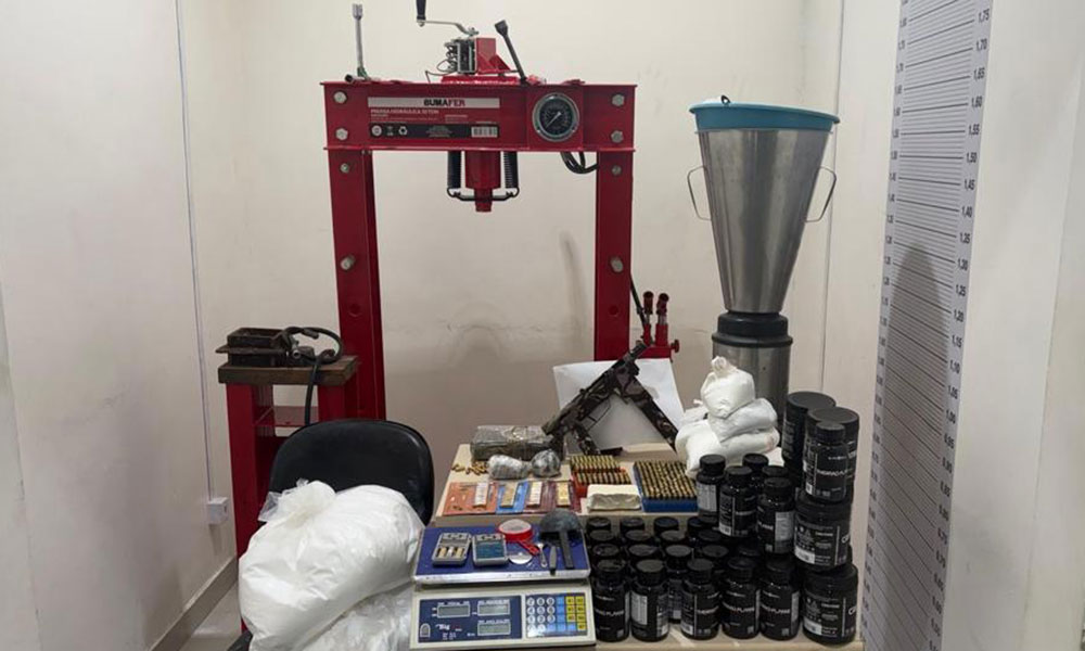 PM desarticula laboratório de drogas e apreende submetralhadora em Vitória da Conquista