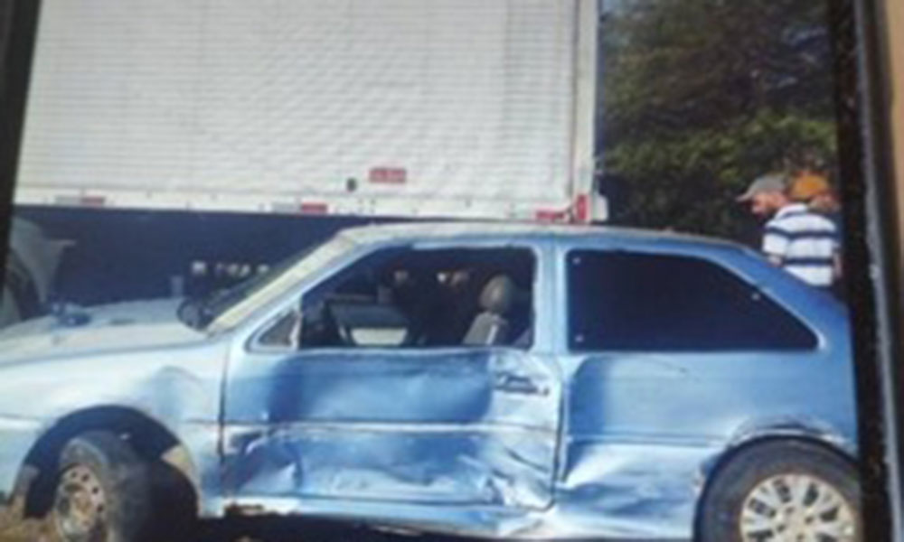 Carro fica imprensado após colisão com caminhão na BR-122 em Urandi