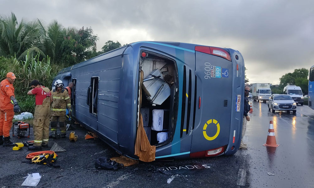 Acidente com ônibus de trabalhadores deixa um morto na BR-324 em Simões Filho