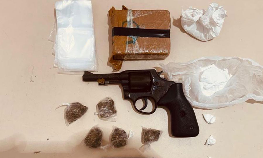 Suspeitos são presos com drogas e revólver durante patrulhamento em Vitória da Conquista