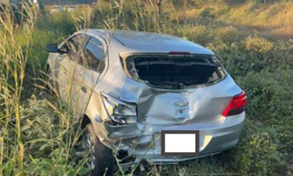Acidente entre carro e caminhão é registrado na BR-030 em Guanambi