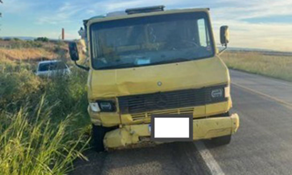 Acidente entre carro e caminhão é registrado na BR-030 em Guanambi