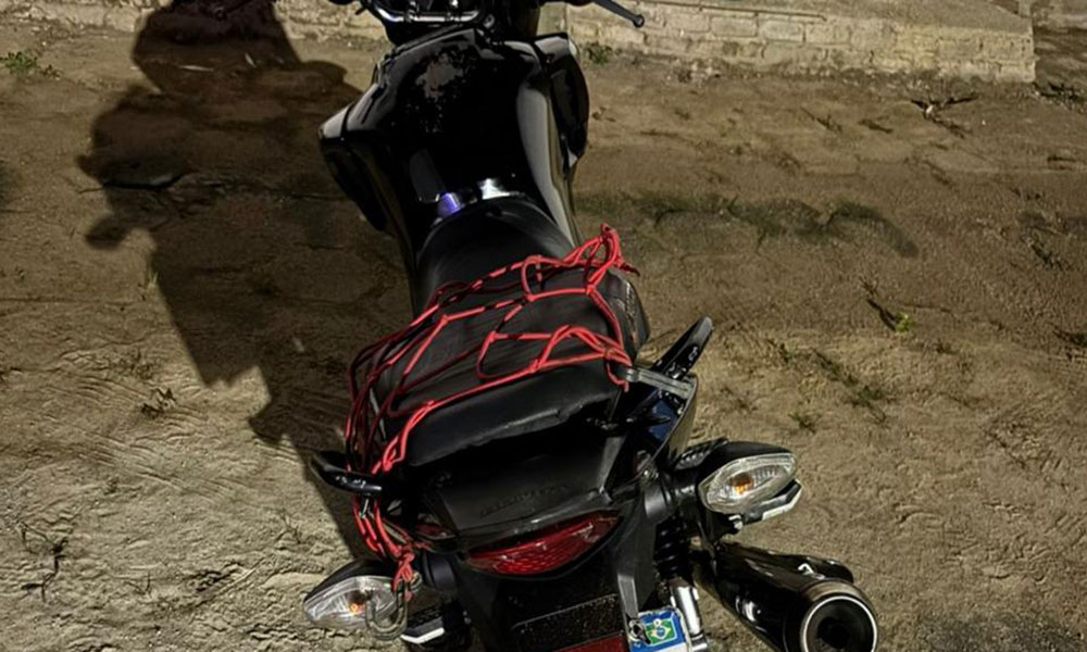 Motociclista é flagrado praticando direção perigosa e tem moto apreendida em Cândido Sales