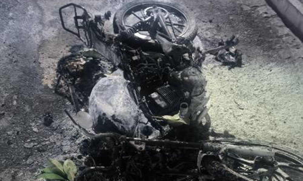 Homem tem motocicleta incendiada após negar dinheiro em Urandi