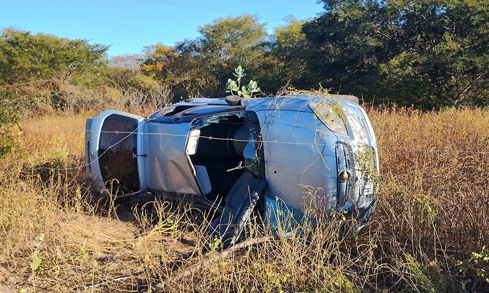Capotamento deixa feridos na BA-160 em Bom Jesus da Lapa