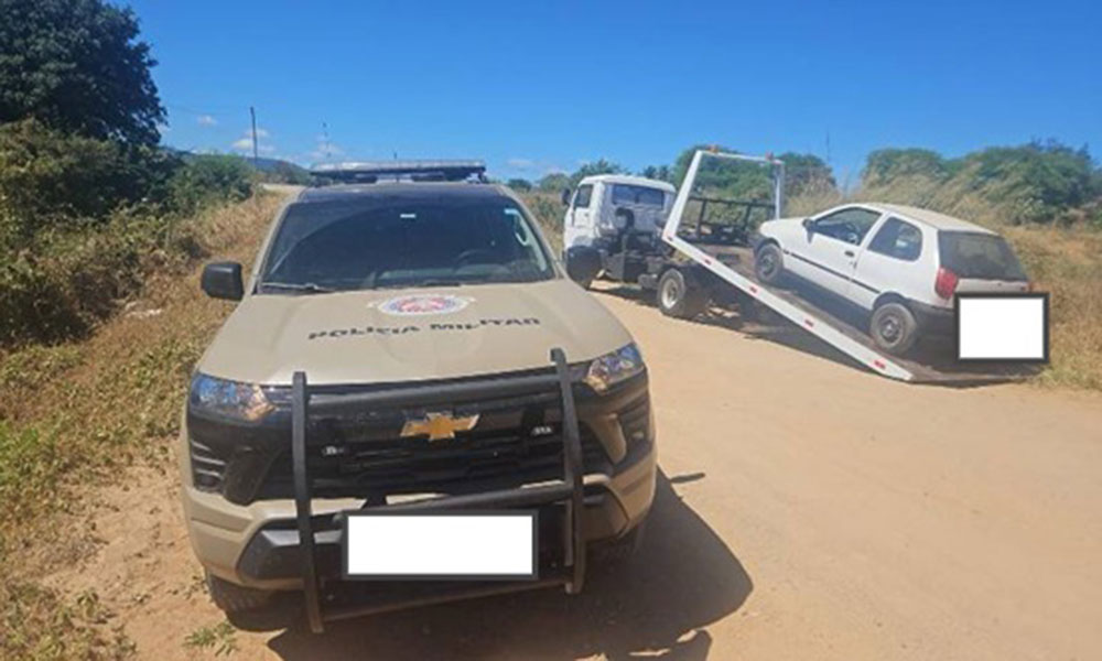 Veículo abandonado é apreendido pela PM às margens da BR-122 em Pindaí