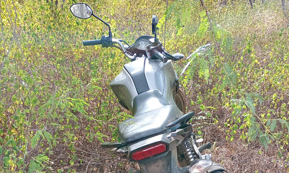 Motocicleta com registro de roubo é recuperada pela PM no bairro Rodoviário, em Brumado