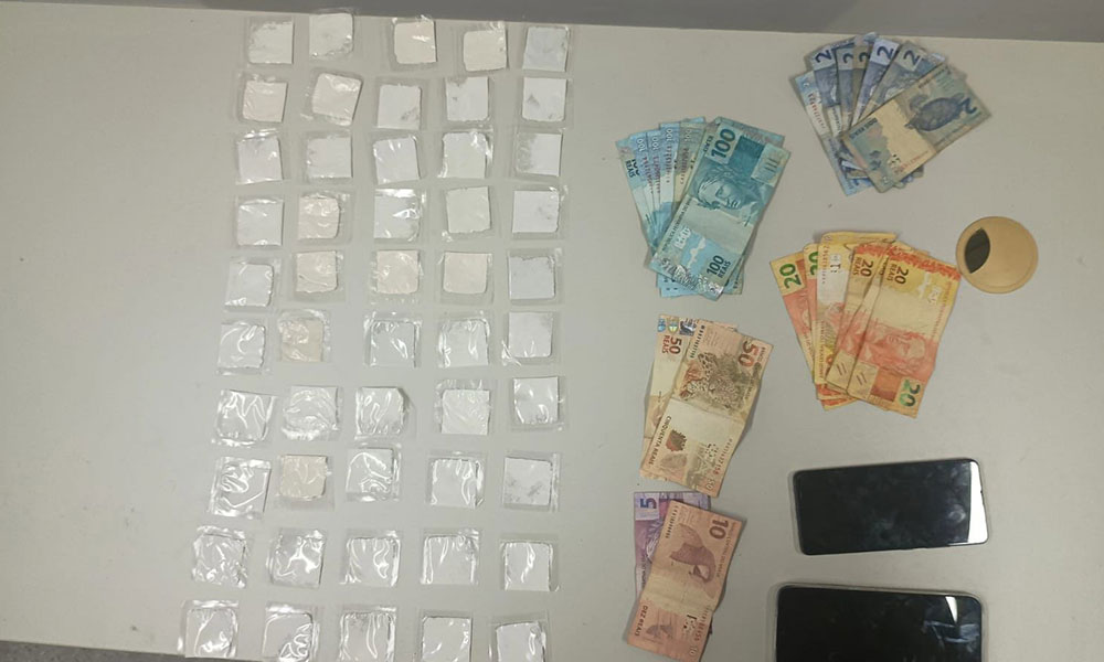 PM apreende drogas e conduz suspeito à delegacia em Macaúbas