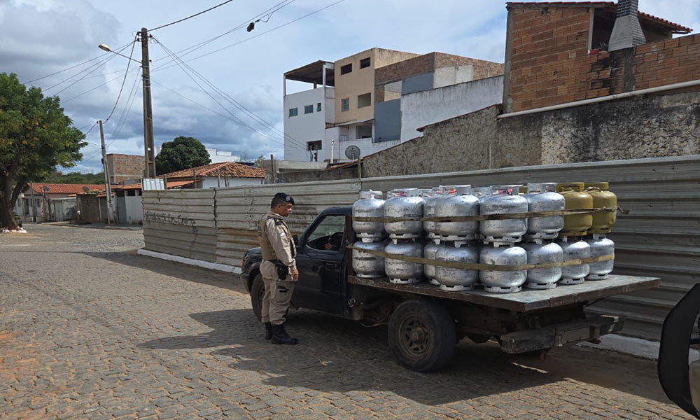 Polícia Militar apreende veículo adulterado com carga irregular de gás em Presidente Jânio Quadros