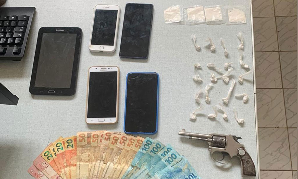 Homem é preso e adolescente apreendido durante operação contra tráfico de drogas em Condeúba