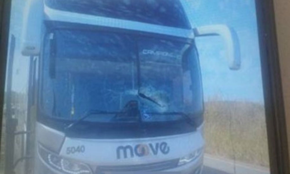 Colisão entre ônibus e caminhonete termina com capotamento na BR-122, em Urandi