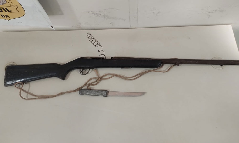 Homem é detido após ameaçar pessoas com arma de fogo e faca em Bom Jesus da Lapa