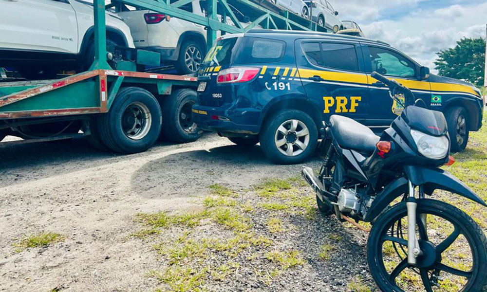PRF recupera motocicleta com registro de furto durante abordagem a caminhão cegonha na BR 116, em Poções
